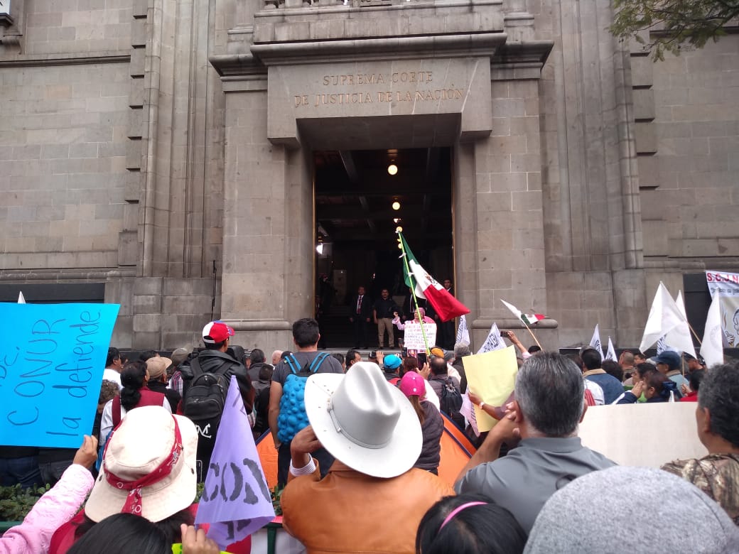 Protestan frente a la SCJN previo a informe del presidente de la Corte