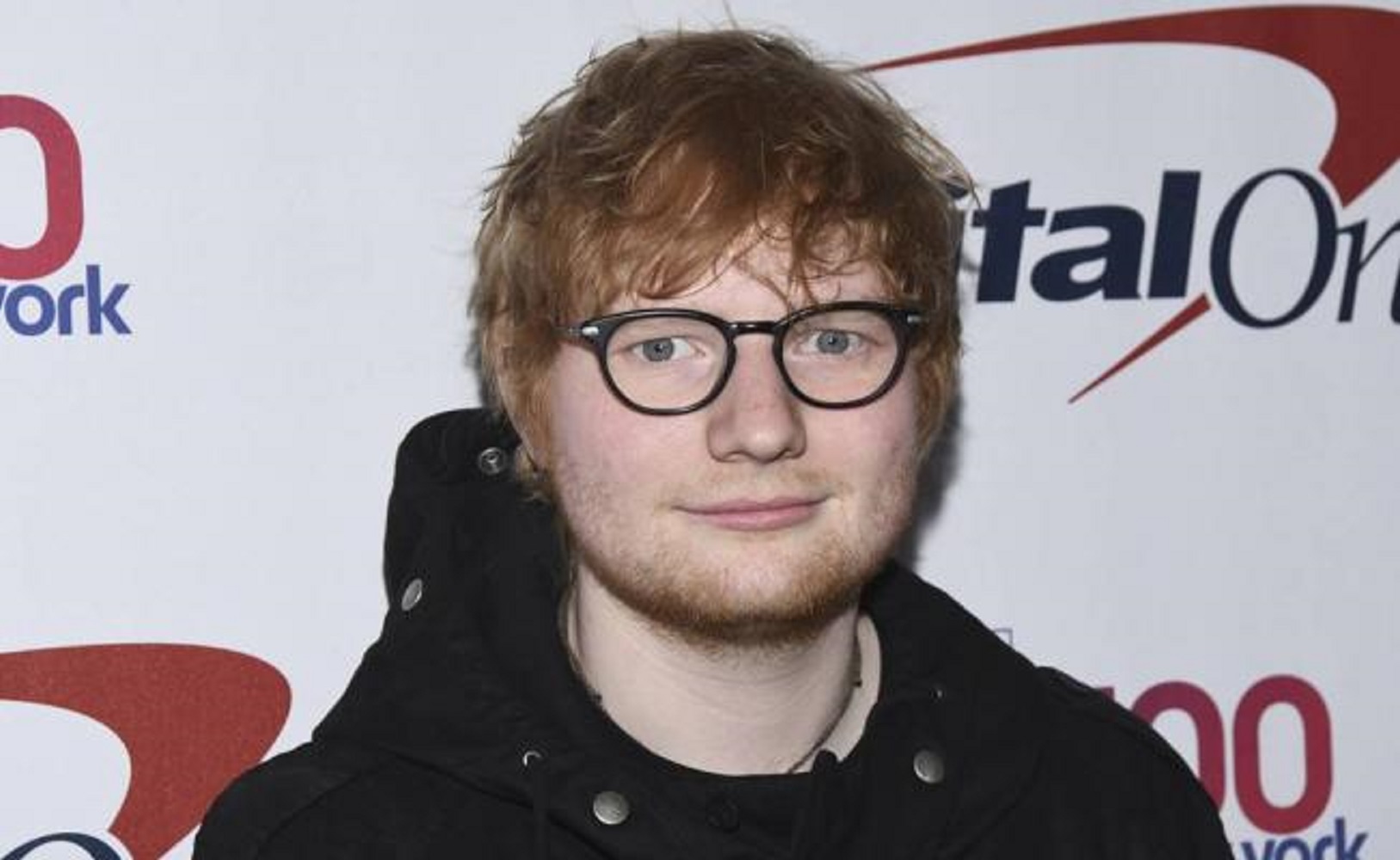 Ed Sheeran anuncia que se ha comprometido