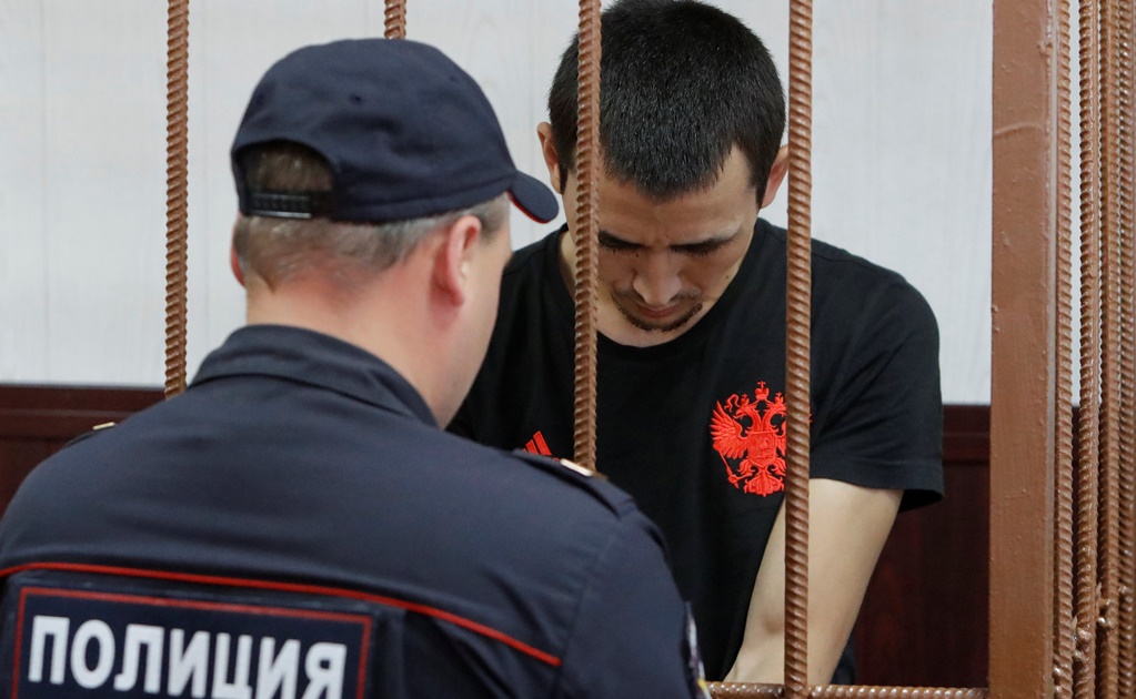 Dan prisión preventiva a taxista que embistió en Moscú dos mexicanas