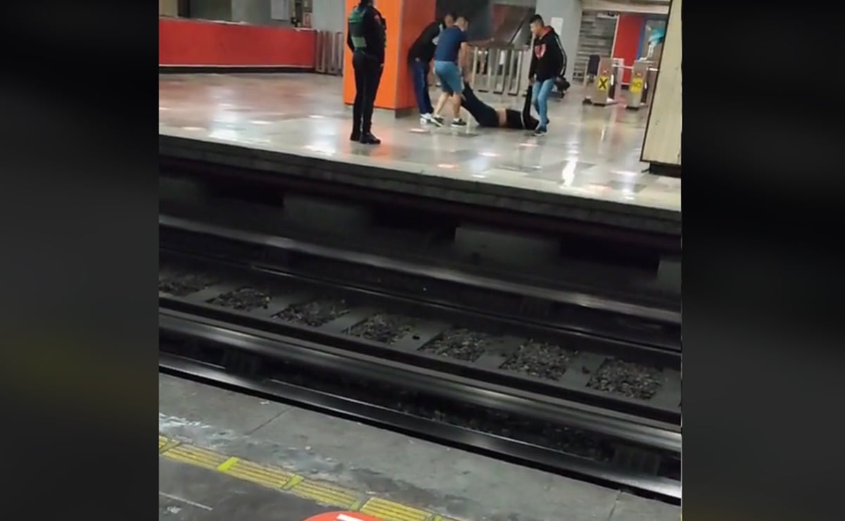 "Llegamos juntos, nos vamos juntos". Tras una noche de copas, arrastran a su amigo hasta el Metro