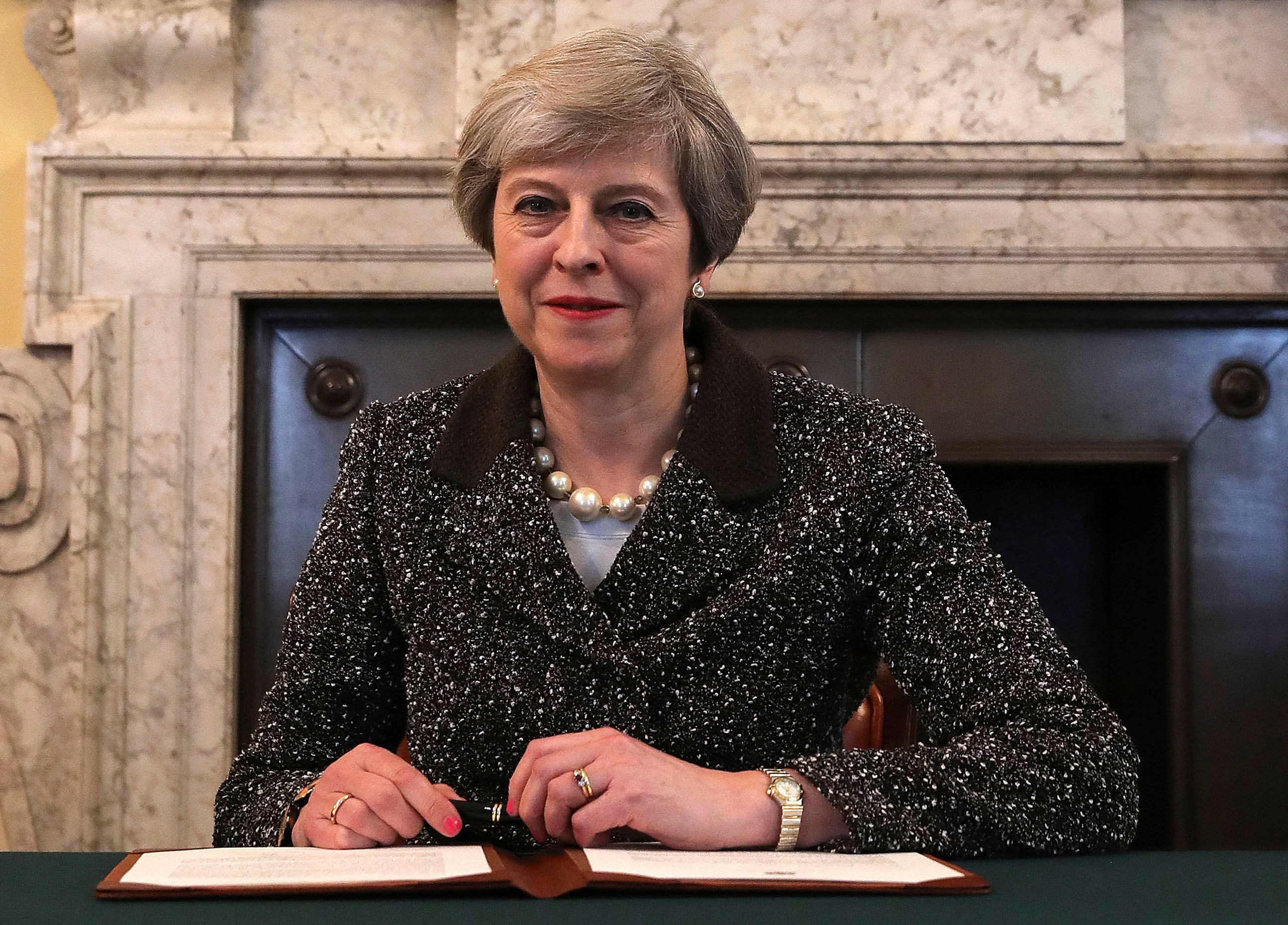 May se reúne con Gobierno británico antes de activar "brexit"