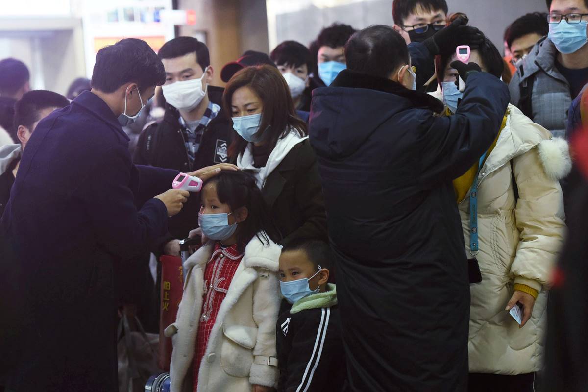 China cierra 2 ciudades y cancela celebración de Año Nuevo en Pekín; buscan frenar coronavirus
