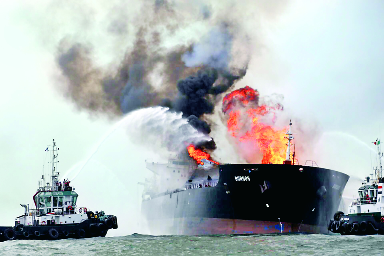 Arde buque de Pemex en Veracruz; no hay heridos