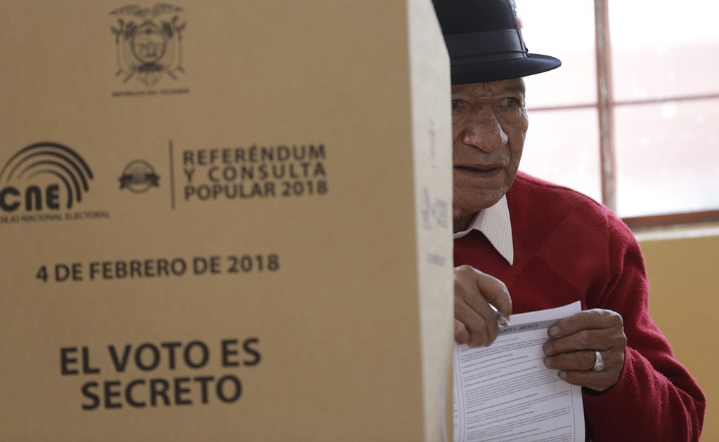 ​Votan en Ecuador referendo que prohíbe reelección presidencial