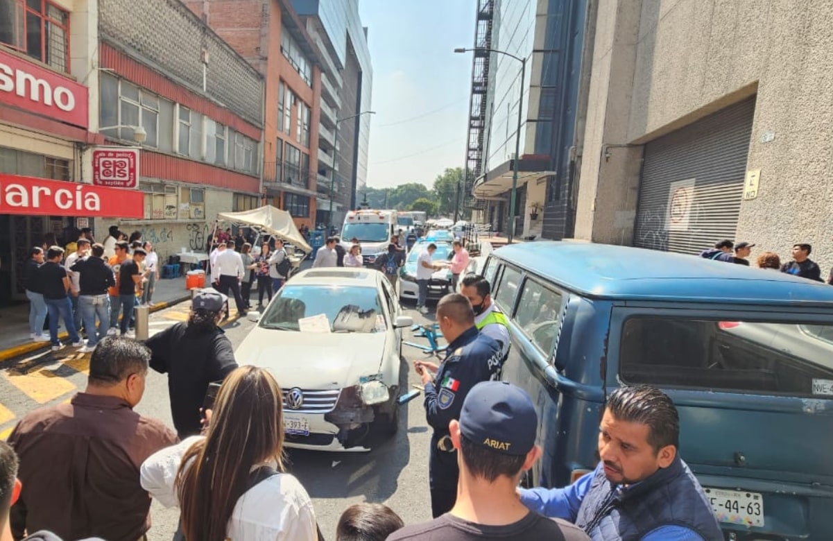 “¡Venía hecho la..!”: Auto choca contra puestos de tortas y periódicos en calle de la Cuauhtémoc