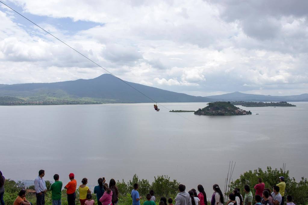 Michoacán: Con el repoblamiento de miles de peces, arranca el programa de recuperación del Lago de Pátzcuaro