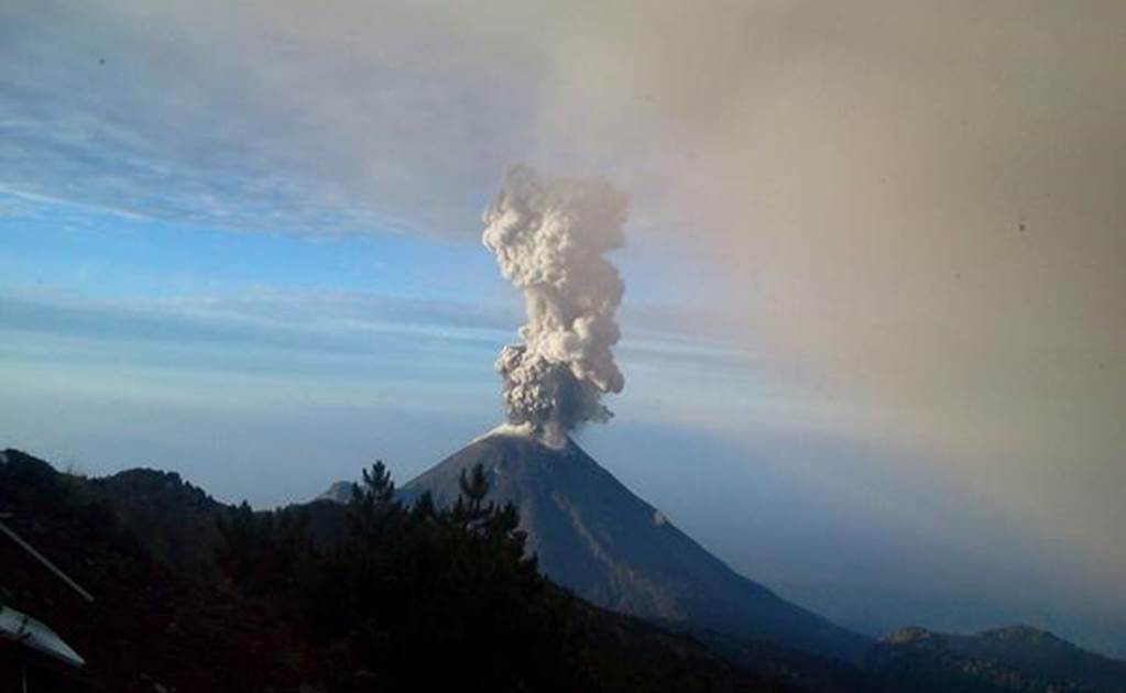 Volcán de Colima emite exhalación de más de 2 km