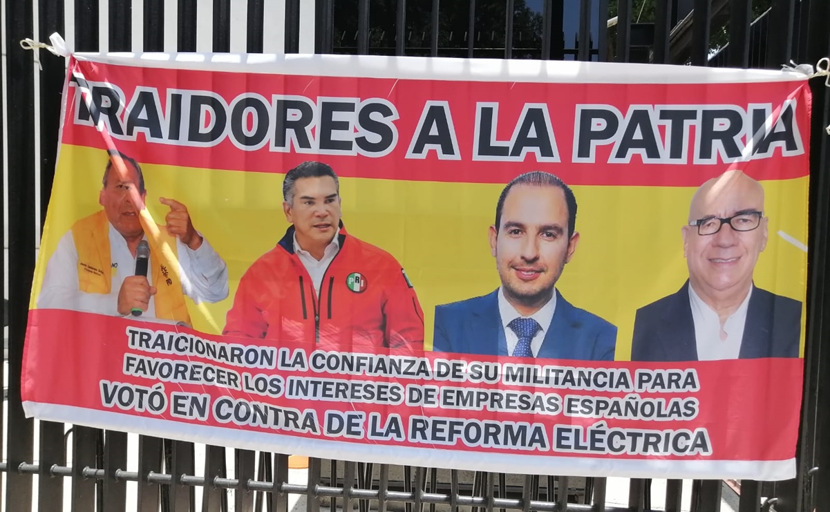 Exhiben frente al Senado retratos de "traidores a la patria" por rechazo a reforma eléctrica