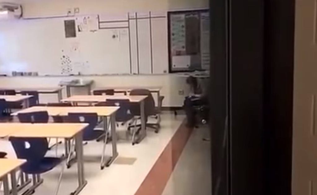 Video. ​Captan a maestra inhalando cocaína en salón de clases en EU