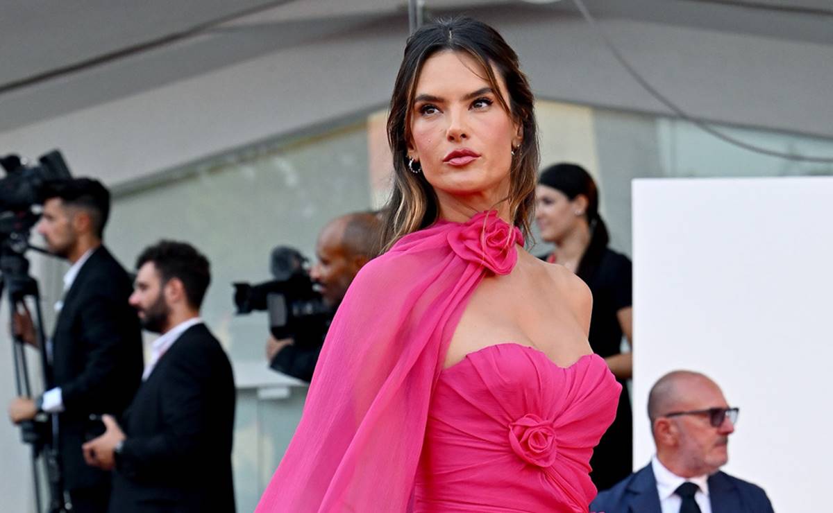 Alessandra Ambrosio 'roba cámara' con espectacular vestido rosa en Venecia