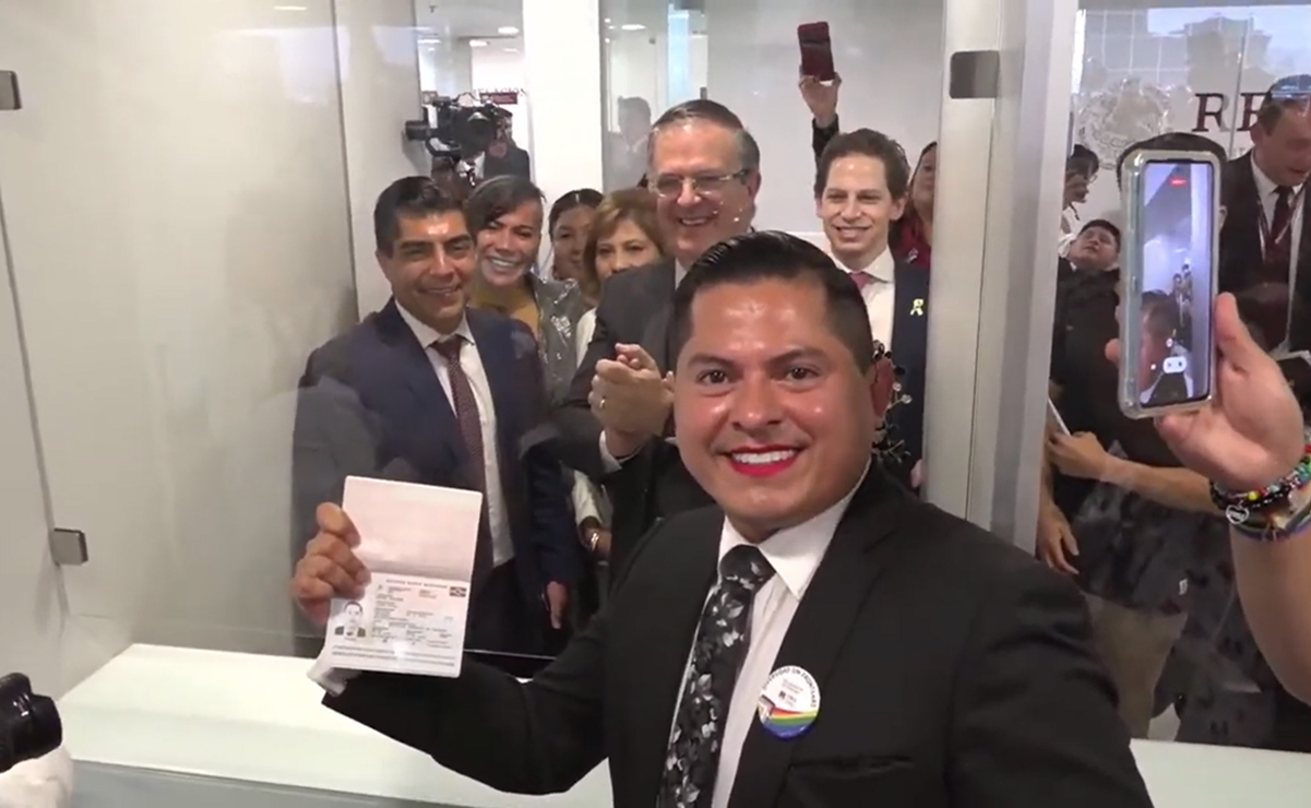 SRE entrega primer pasaporte no binario al magistrade Jesús Ociel Baena