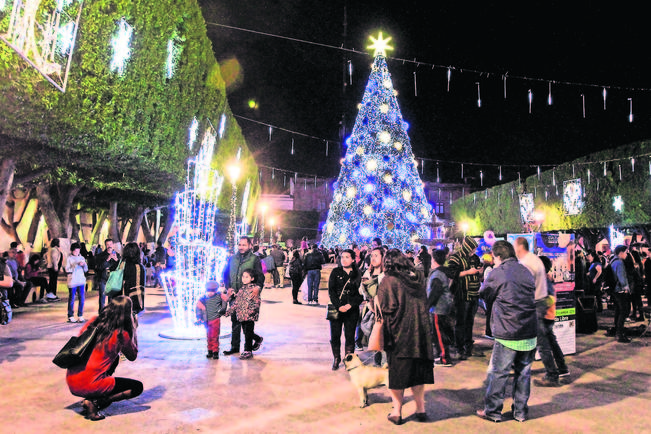 Encienden árbol de Navidad en Jardín Guerrero