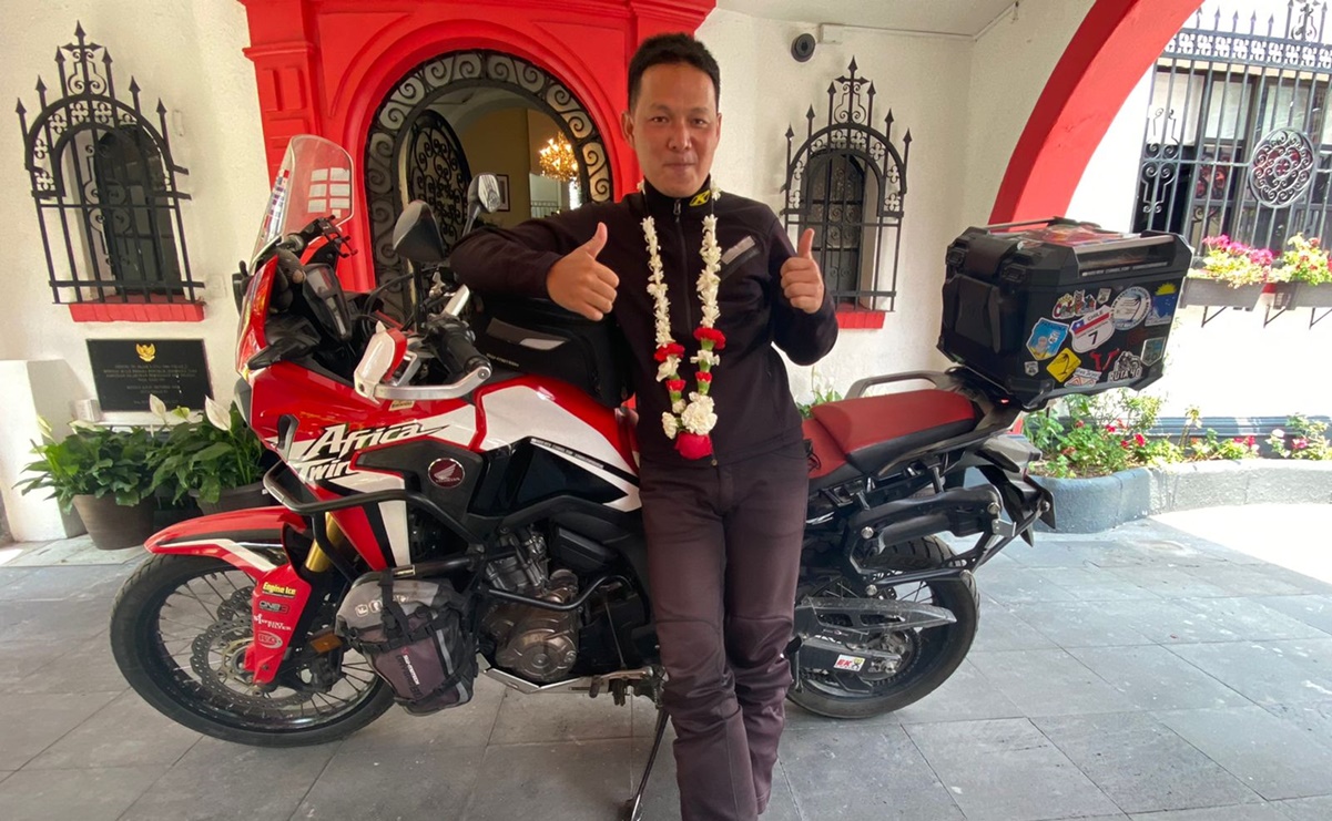 De oficinista a youtuber: Mario Iroth recorre el mundo en moto y ahora llega a México 