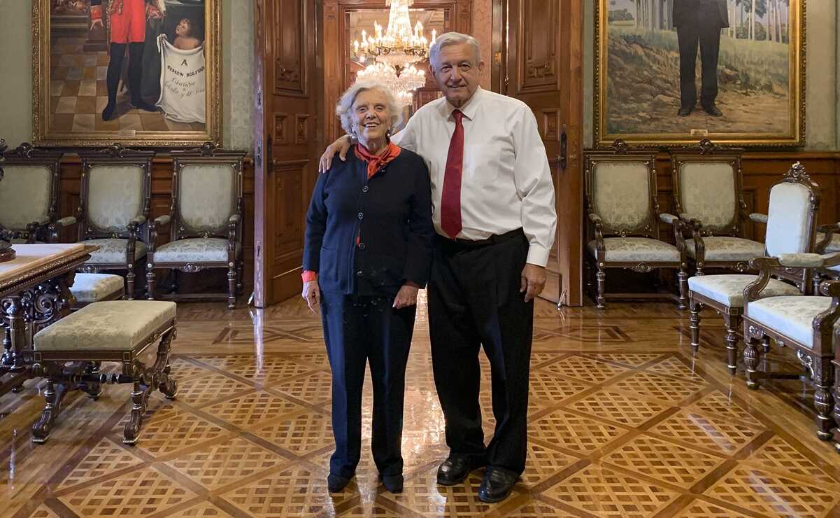 AMLO se reúne con Elena Poniatowska, previo a entrega de Medalla Belisario Domínguez: “Es una santa laica”