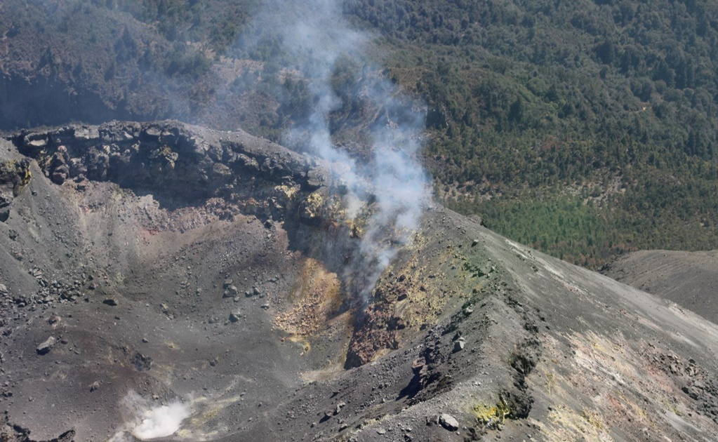 Sin riesgo, poblaciones cercanas al volcán de Colima tras cambio en semáforo