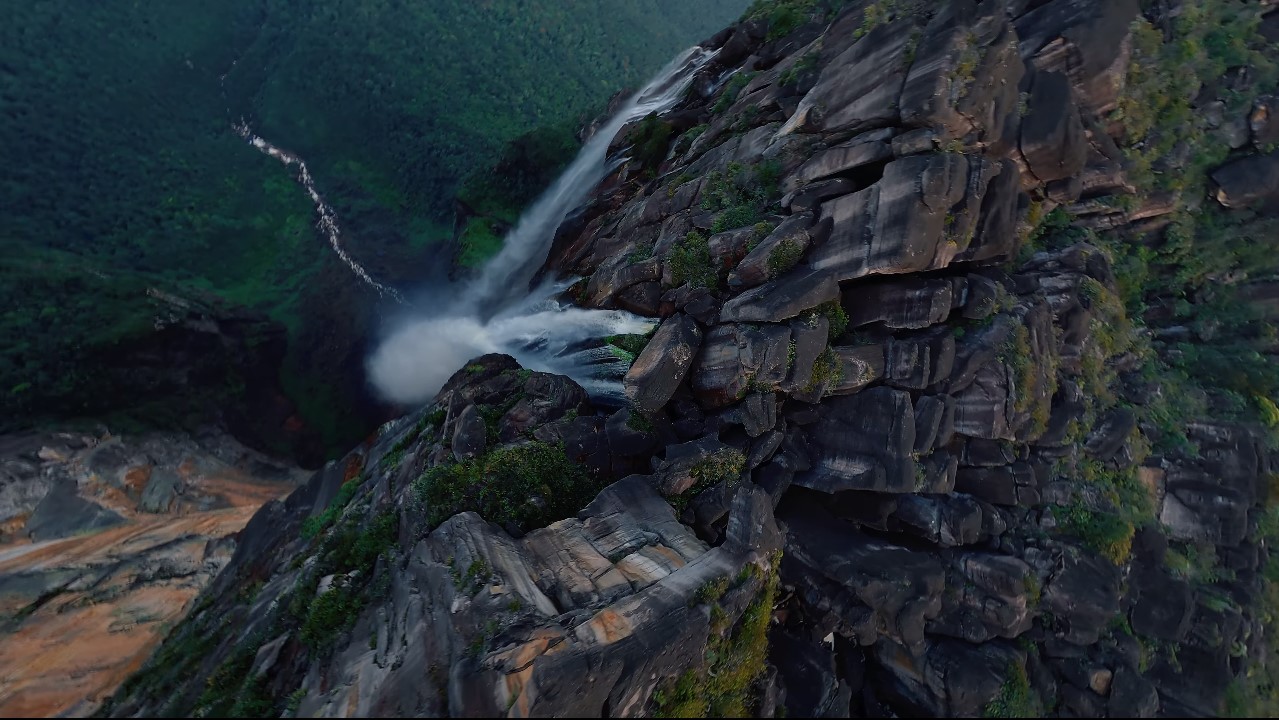 Video. Sigue la caída de casi 1 km de la catarata más alta del mundo  