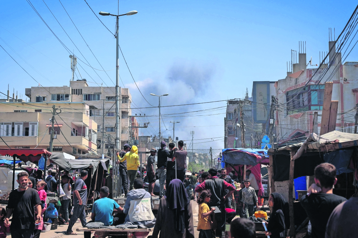 Mueren al menos 50 personas en bombardeo israelí contra centro de desplazados: Oficina de medios de Hamas