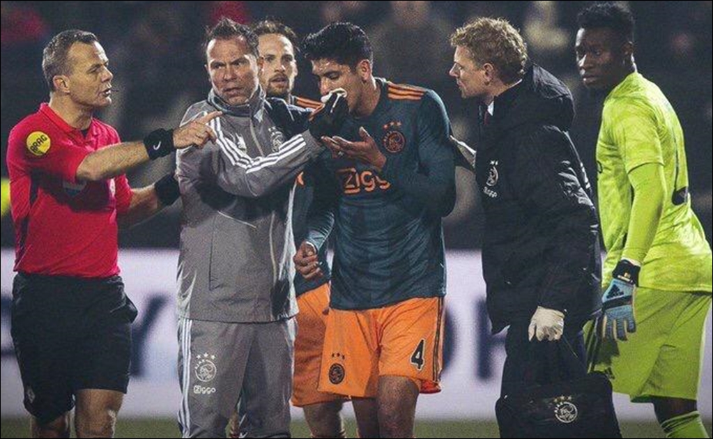 Edson Álvarez recibe un codazo en el rostro durante el Ajax vs Zwolle