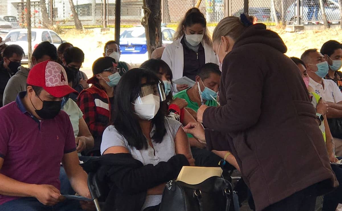 Empleados de varias empresas acuden por dosis de refuerzo contra Covid en Naucalpan