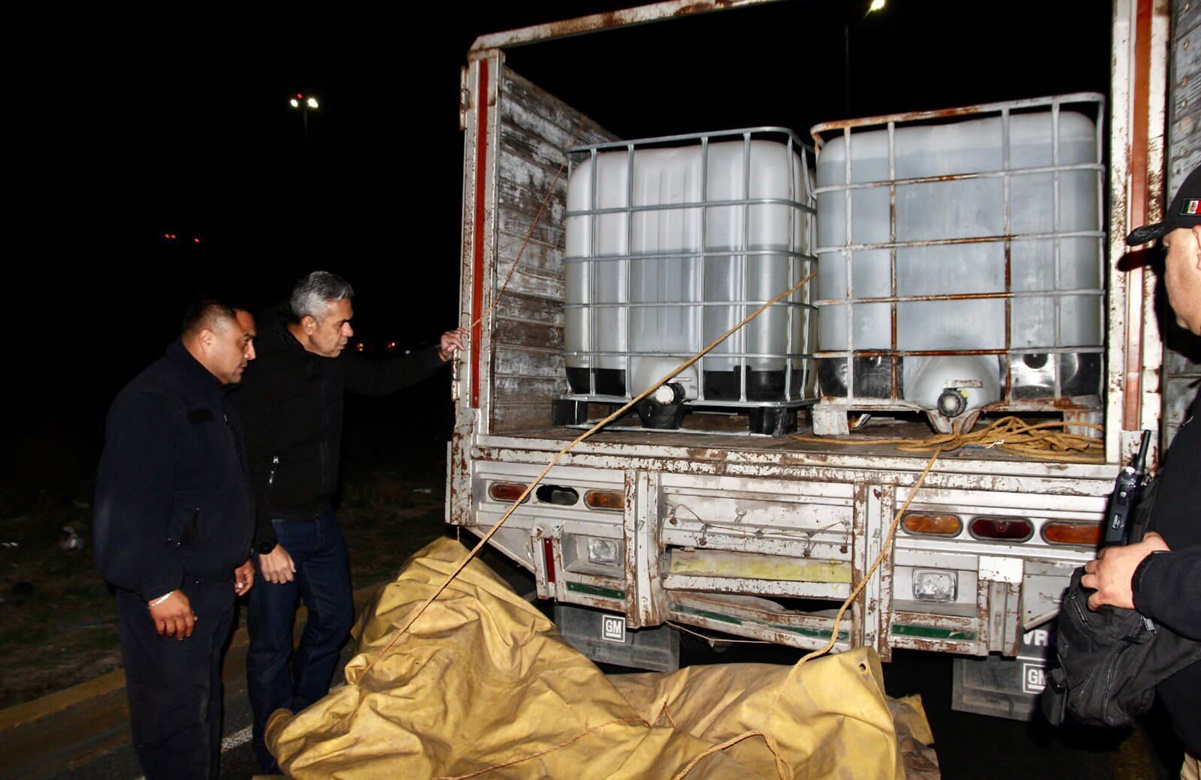 Hallan camioneta con 4 mil litros de combustible robado en Ecatepec; chofer huyó caminando