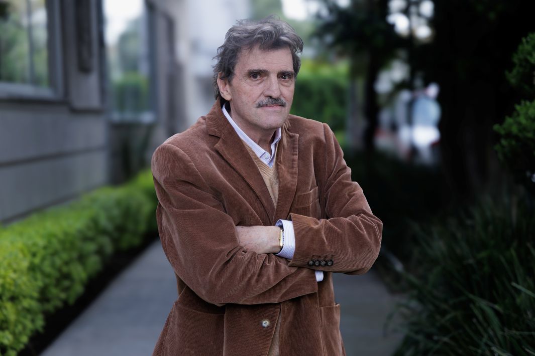 Enrique Serna, autor también de El vendedor de silencio (2019), durante la entrevista en la colonia Roma. Fernanda Rojas / El Universal