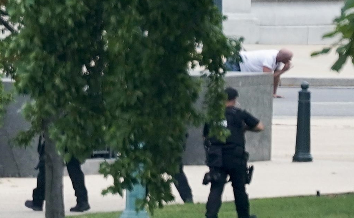 Se entrega hombre que aseguró tener una bomba frente al Capitolio de EU