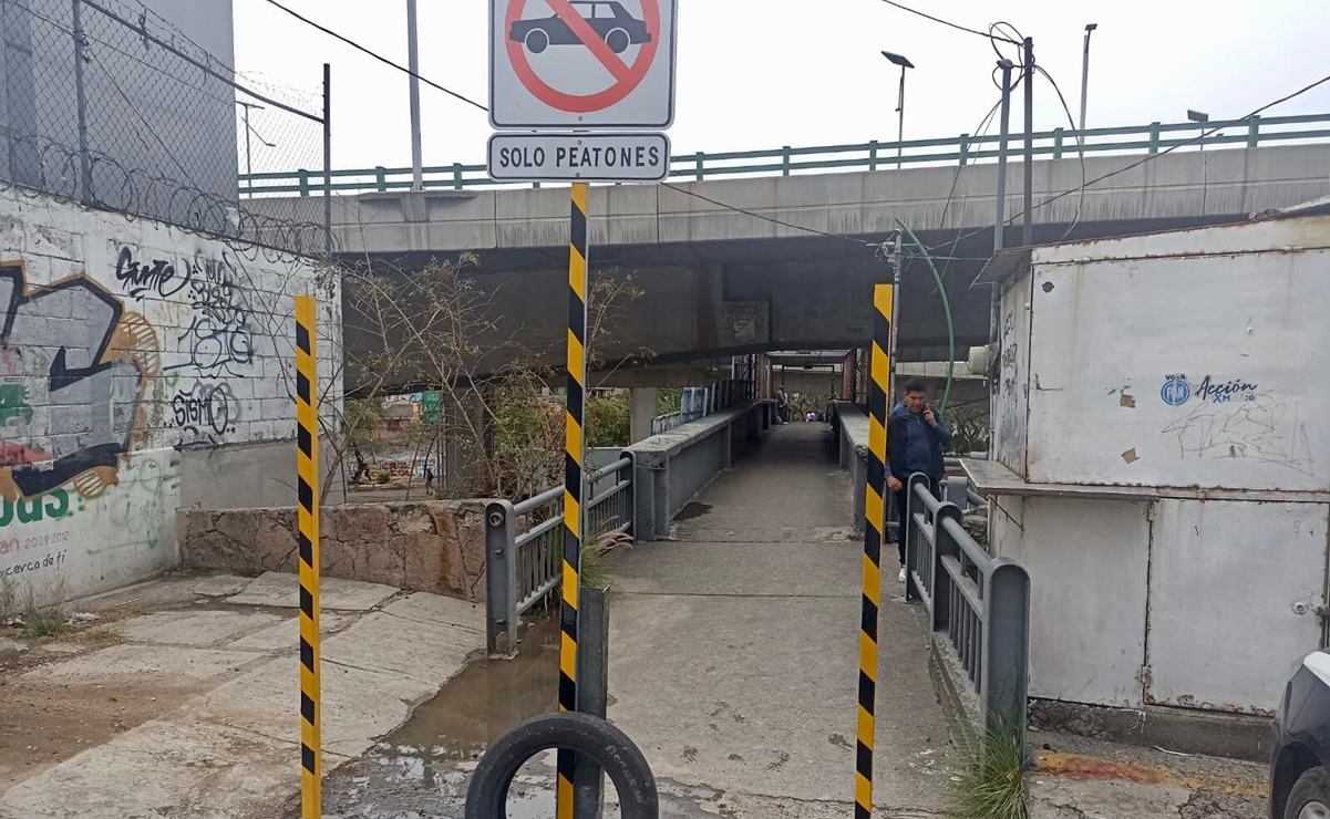 FOTOS. Colocan postes en puente peatonal de Naucalpan para evitar que vehículos vuelvan a cruzar