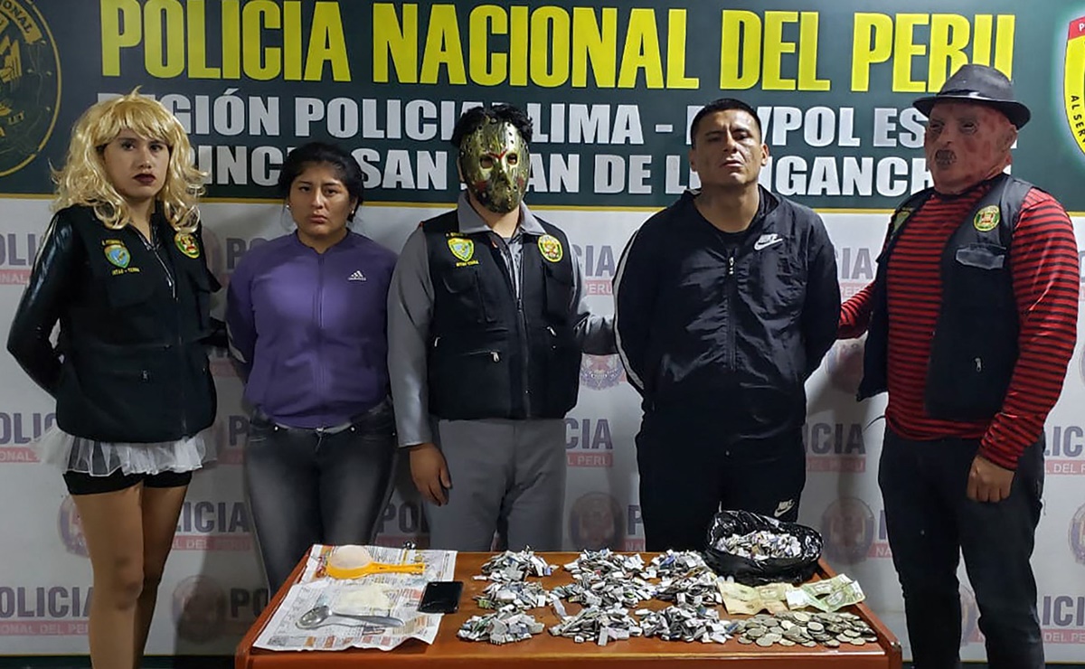 Policías disfrazados "espantan" al crimen en Perú; detienen a vendedores de droga en pleno Halloween