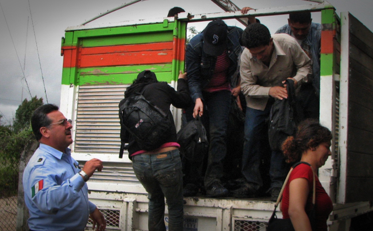 Rescatan a 108 migrantes en Nuevo León que viajaban hacinados en camión