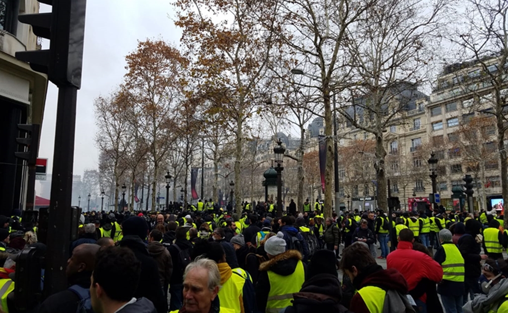 "Chalecos amarillos" toman fuerza y vuelven a tomar calles de Francia