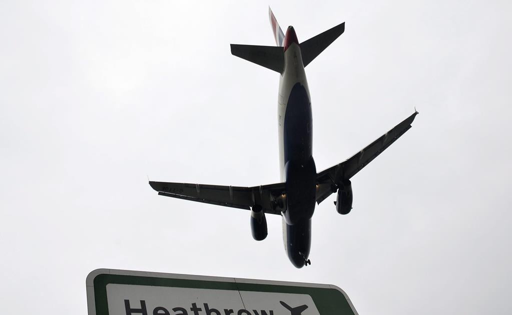 Ocupantes de avión de British Airways hospitalizados por inhalación de humo
