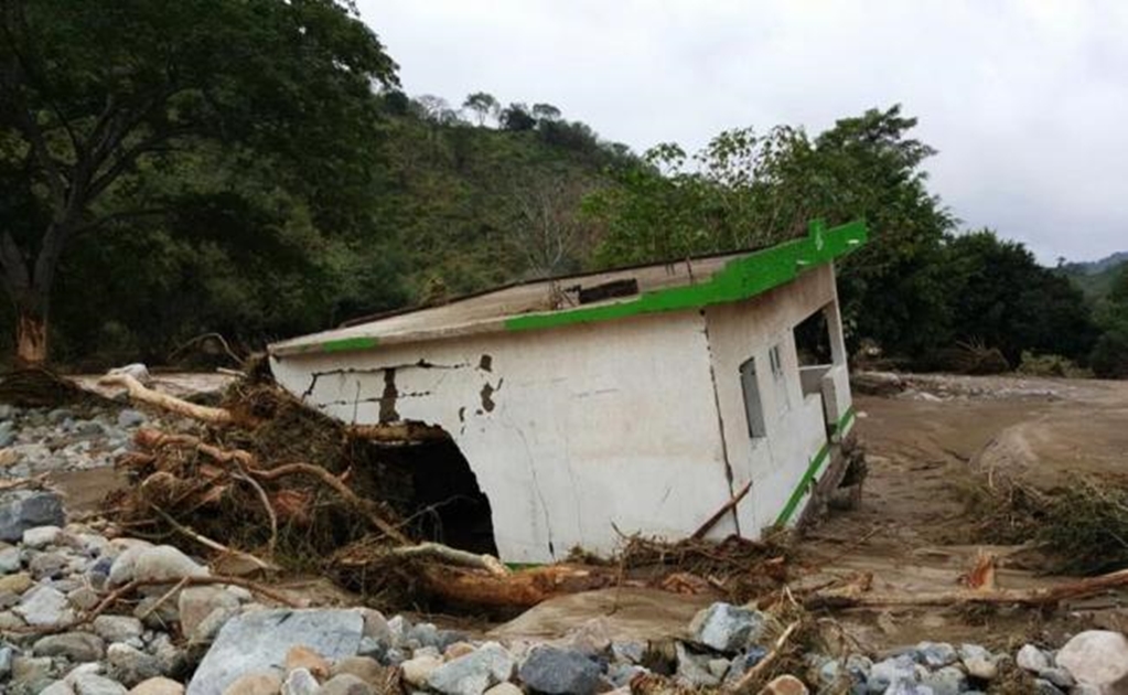 Remnant of Patricia causes damage in Arteaga, Michoacán