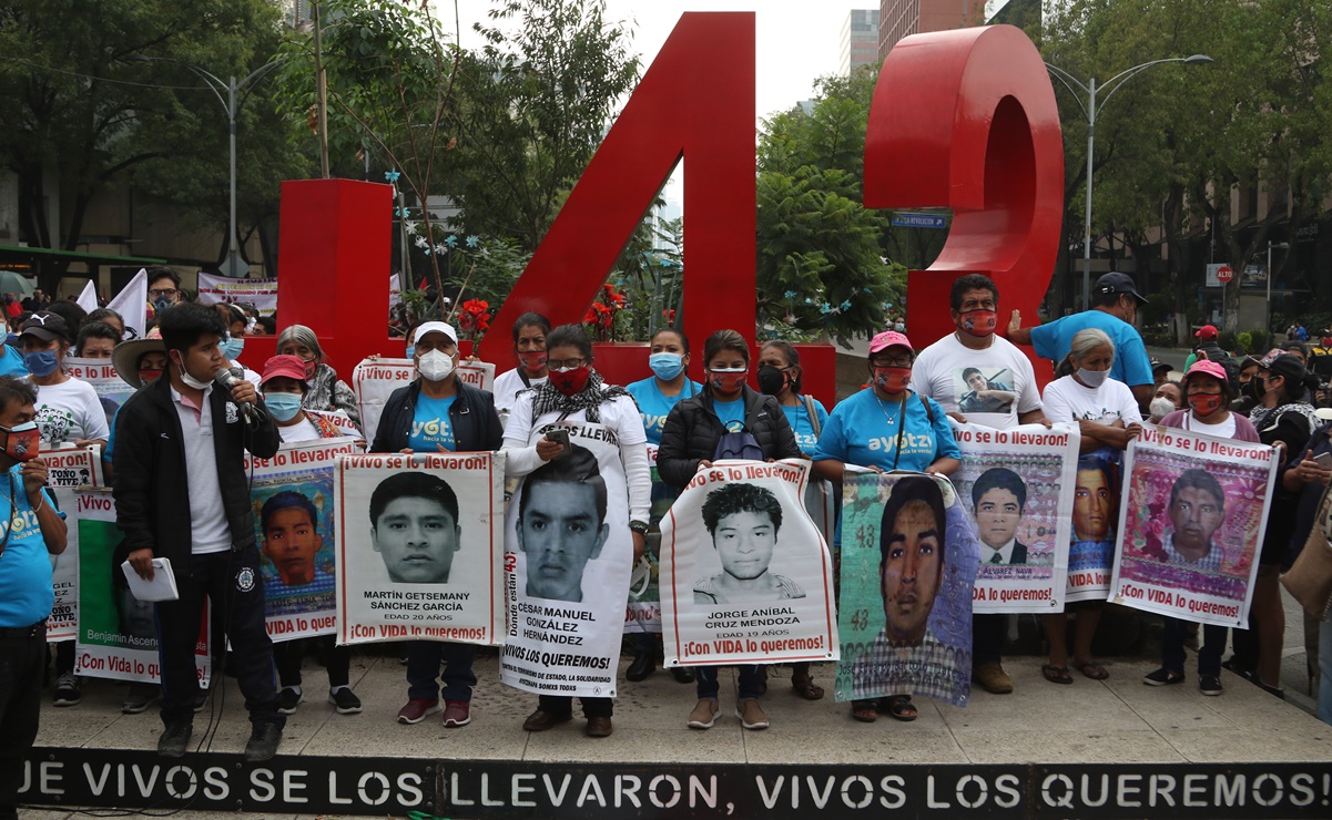 AMLO está actuando como Peña Nieto, acusan padres de los 43 normalistas de Ayotzinapa