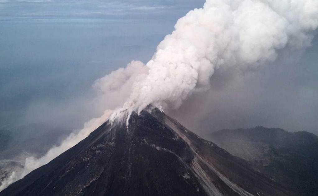 Siguen las explosiones en interior del volcán de Colima
