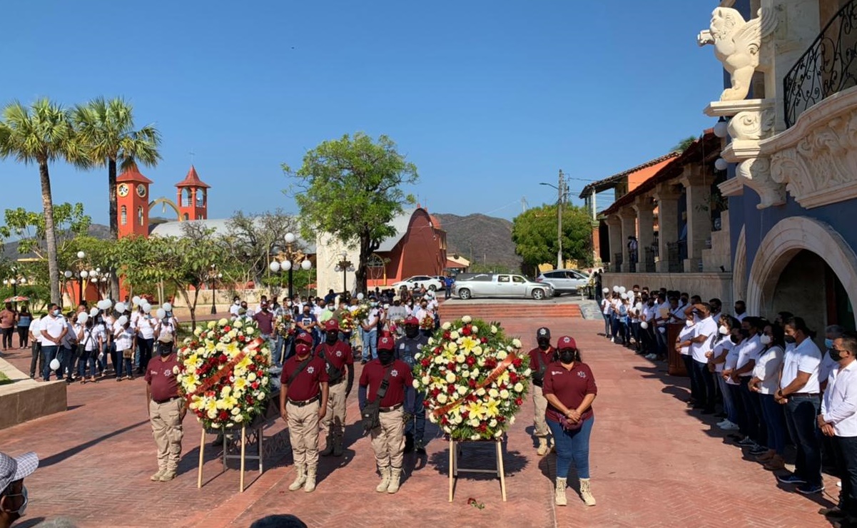 Despiden con honores a escolta y fotógrafo de edil de Tapanatepec asesinados en Oaxaca
