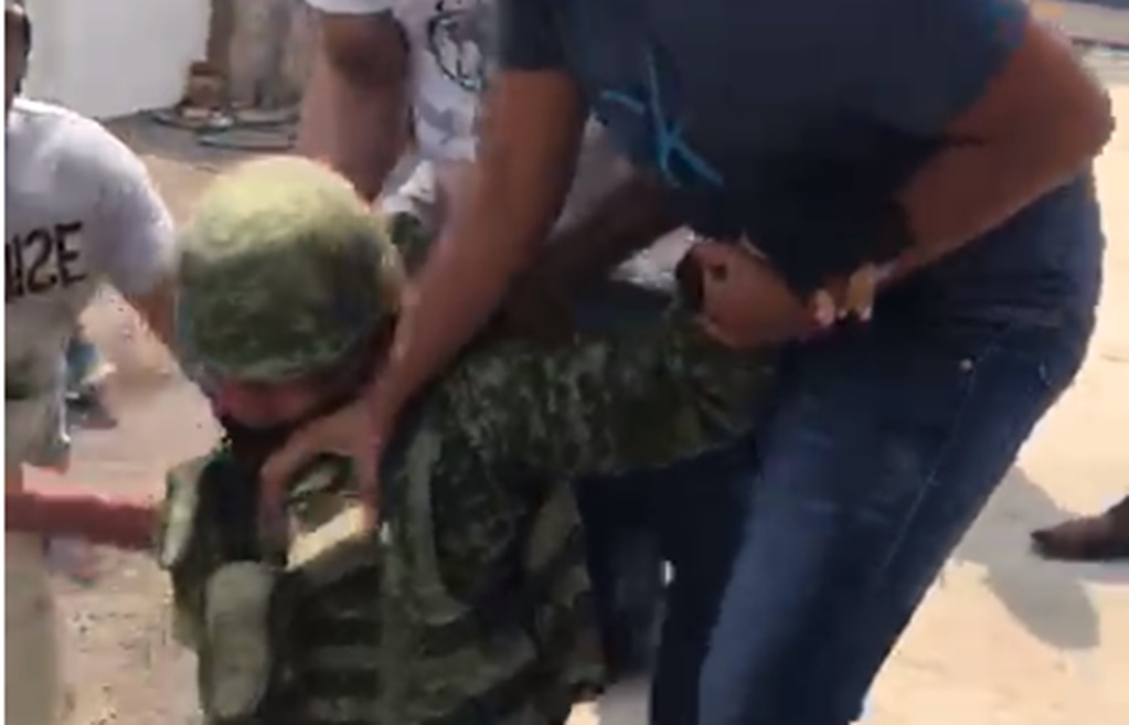 Pobladores desarman, retienen y exhiben a elementos del Ejército en Michoacán