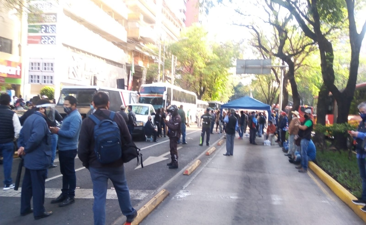 Jubilados del SME  bloquean avenida Insurgentes sur
