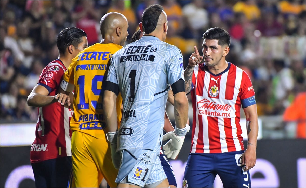 Nahuel Guzmán agrede con un balonazo por la espalda a Víctor Guzmán en el triunfo de Chivas