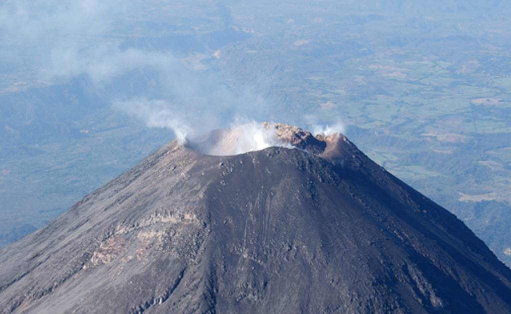 Volcán de Colima emite exhalación de 1.8 km