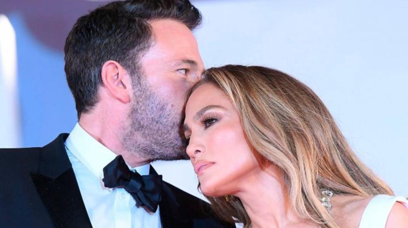 Jennifer Lopez presume su romántica manicura en honor a Ben Affleck