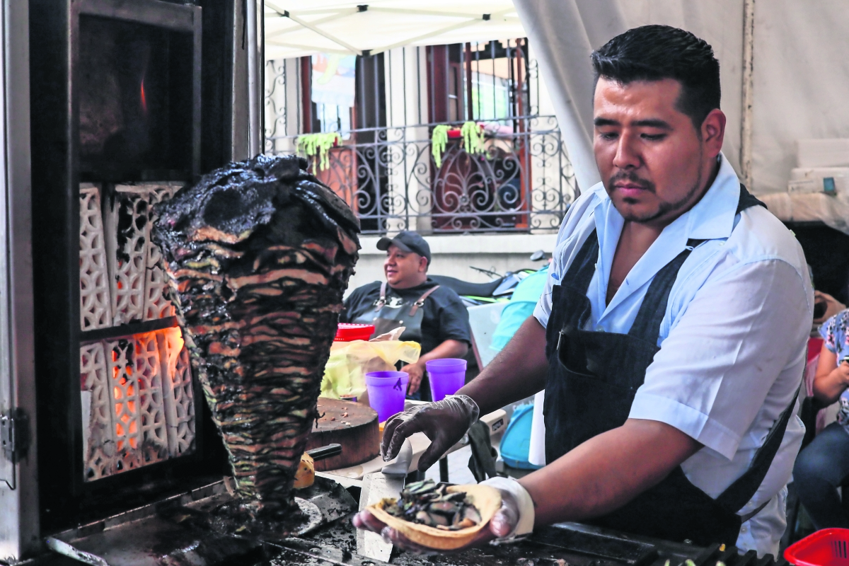 Feria del Taco: “Es crujiente”, dicen al comer cucaracha