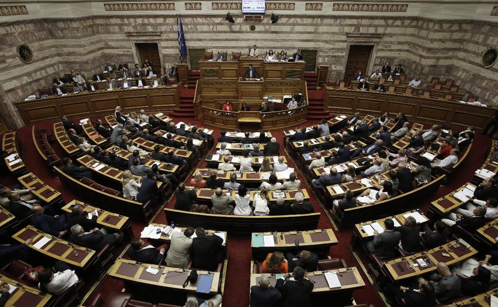 Aprueba Parlamento griego segundo paquete de reformas