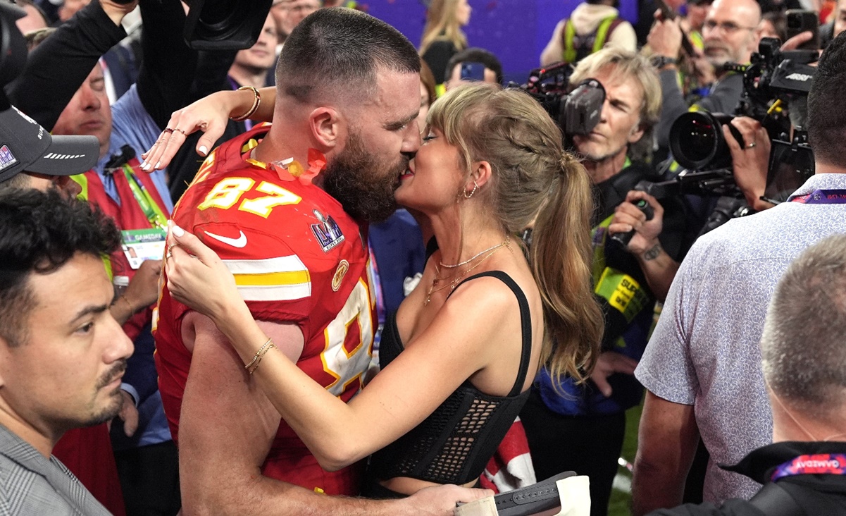 Taylor Swift y Travis Kelce se besan tiernamente y se dedican "You belong with me" 