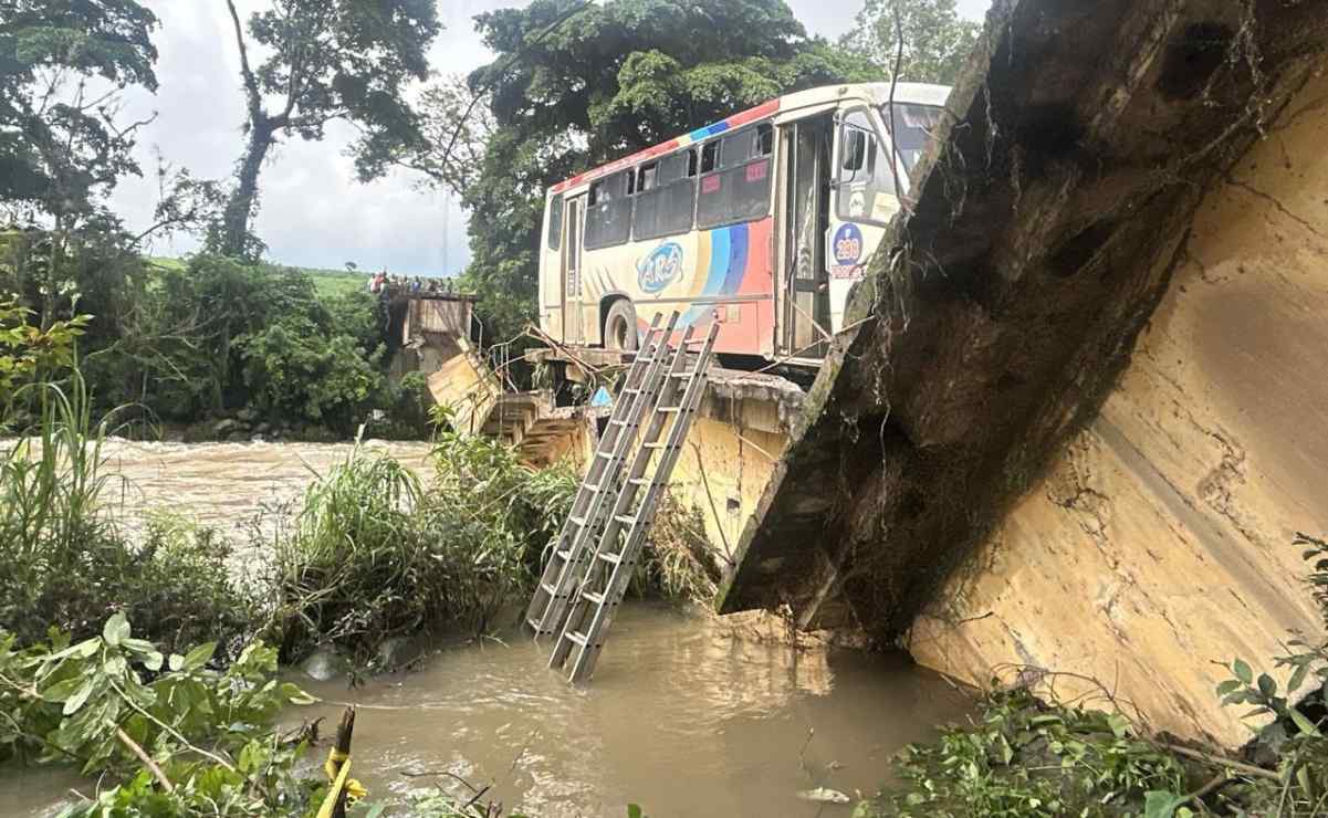 Colapsa puente con autobús de pasajeros en Veracruz; se reporta al menos un muerto y seis heridos