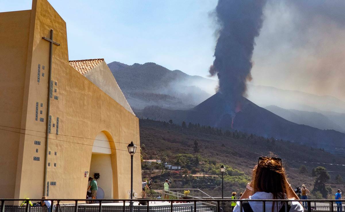 Reabre el aeropuerto de La Palma tras cierre por cenizas del volcán Cumbre Vieja