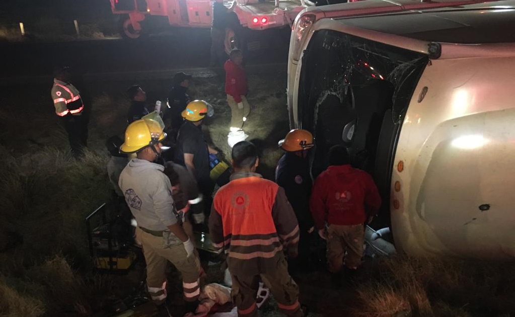 Vuelca autobús de pasajeros en carretera de Zacatecas; hay 7 muertos