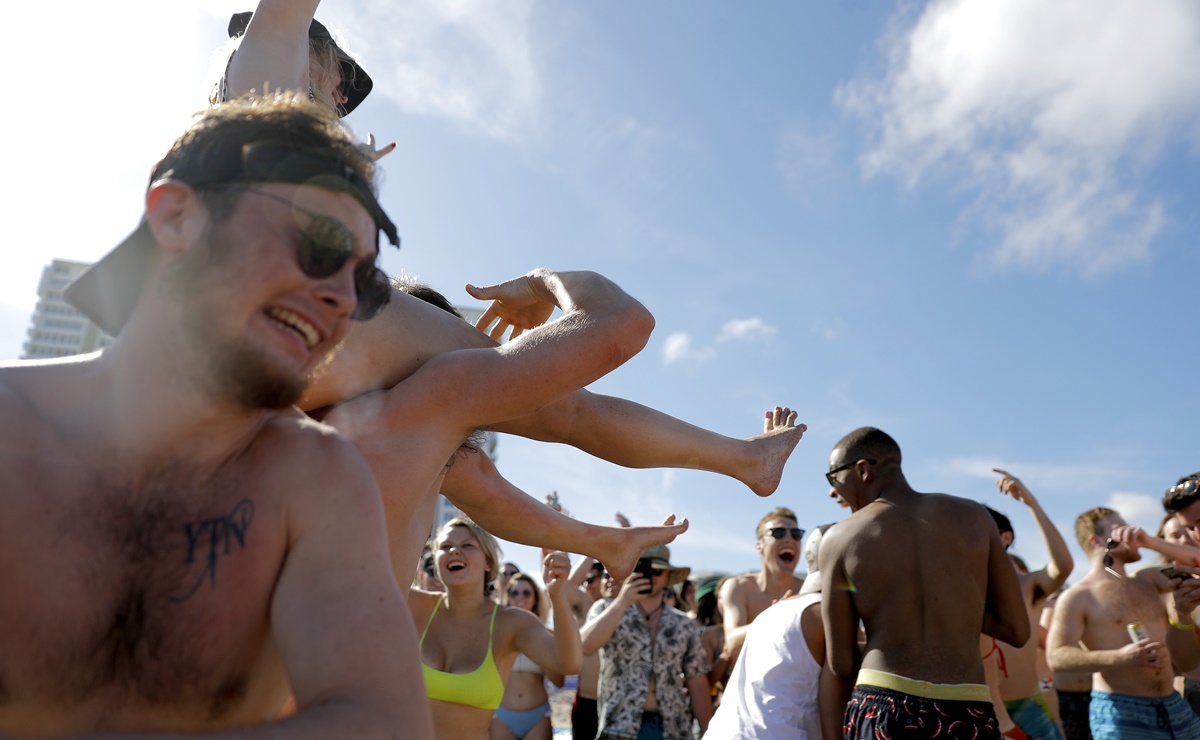 Spring Breakers desafían cuarentena en playas de California y Florida