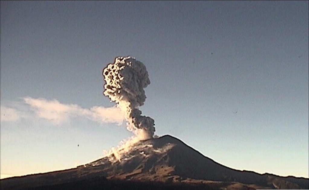 Reportan erupciones en cadena en volcán Popocatépetl