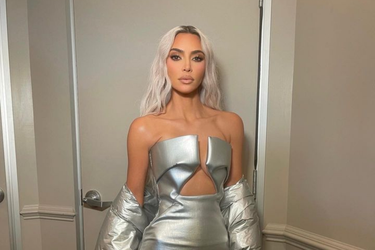 Kim Kardashian luce vestido de encaje y deja ver su ropa interior