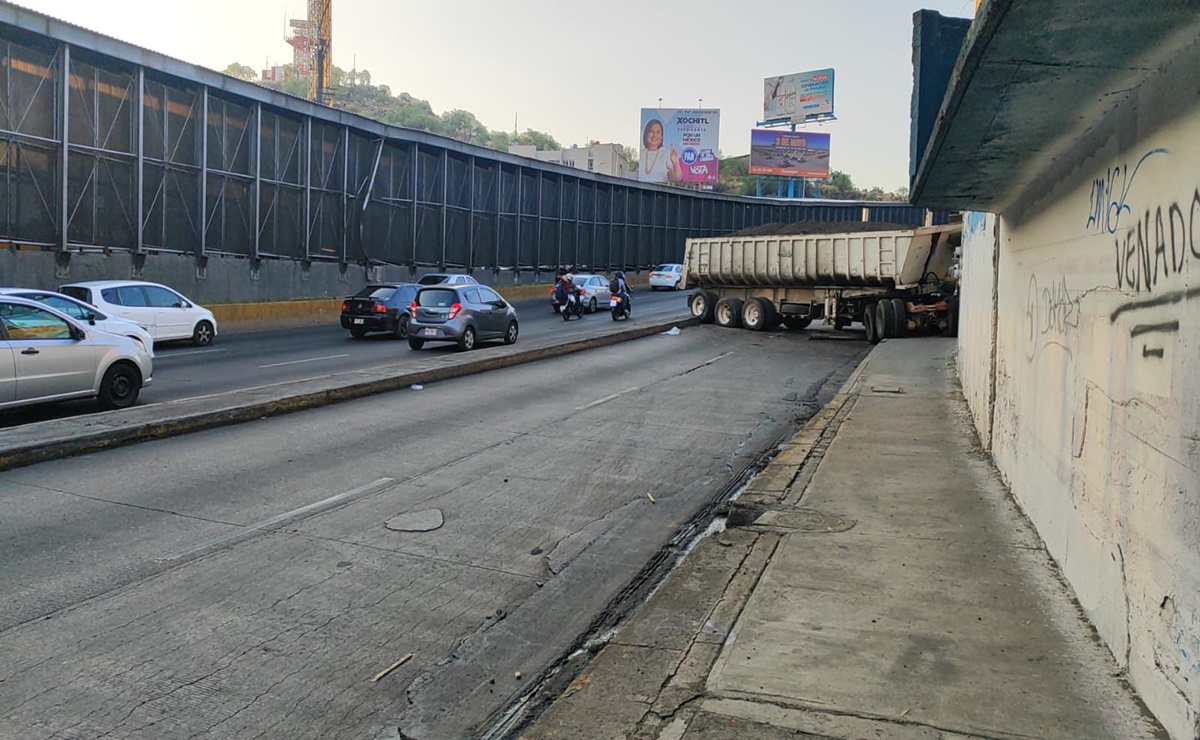 Tráiler pierde control y choca contra vivienda en alcaldía Venustiano Carranza; no se reportan heridos